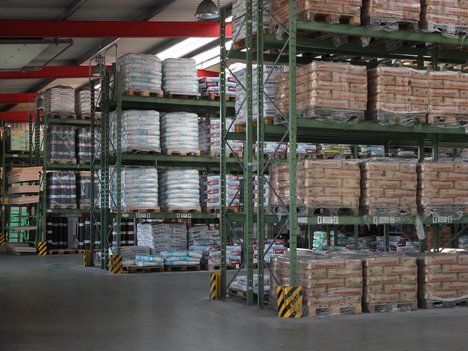 Große Lagervorhaltung in unserem Lager mit Beladeservice